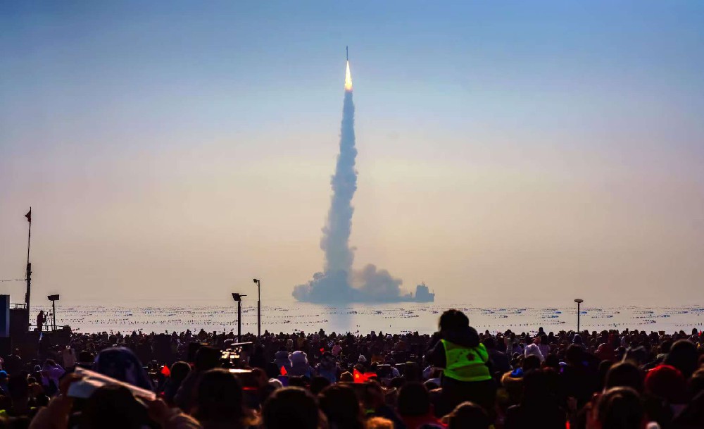 东方航天港2025年迎首飞 “一箭十星”海上发射成功(图1)