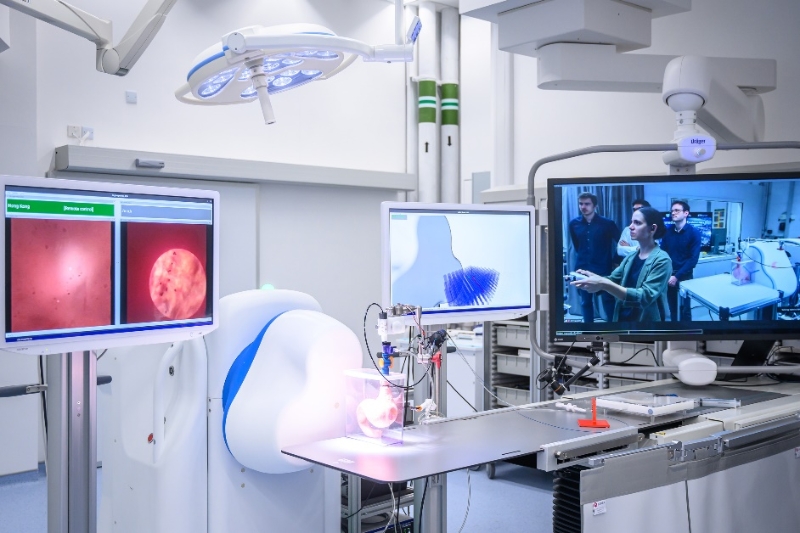 首次用猪模型进行的远程遥距磁控内窥镜手术完成(图1)